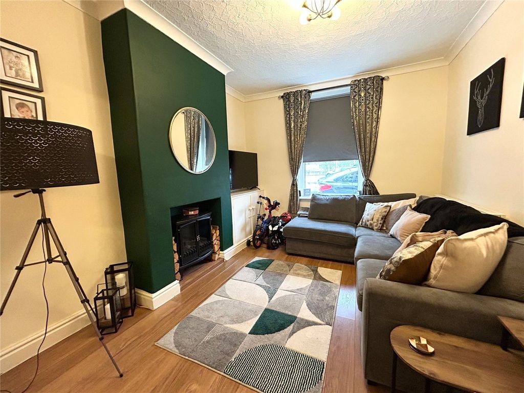 Property photo 3 of 17 Living Room