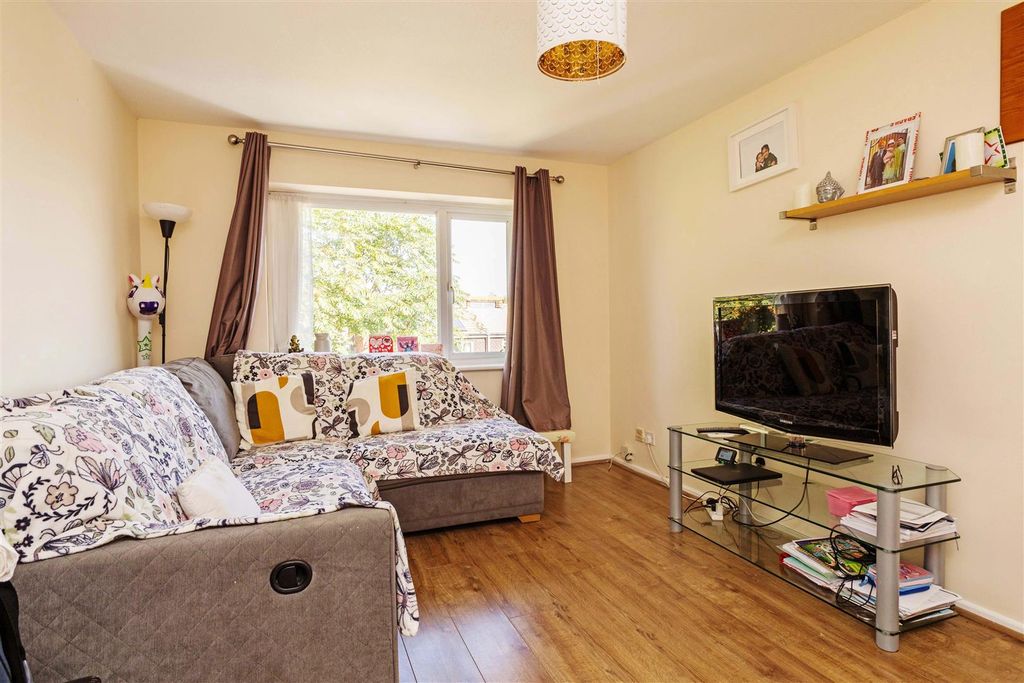 Property photo 2 of 13 28 Suffolk Close-7.Jpg