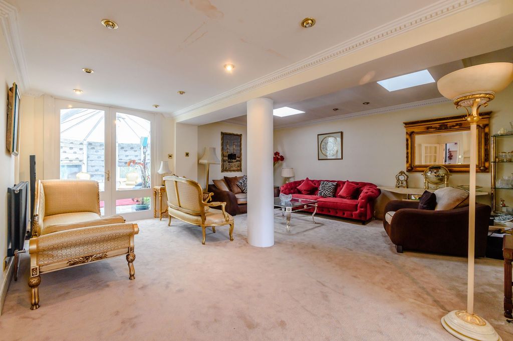 Property photo 2 of 19