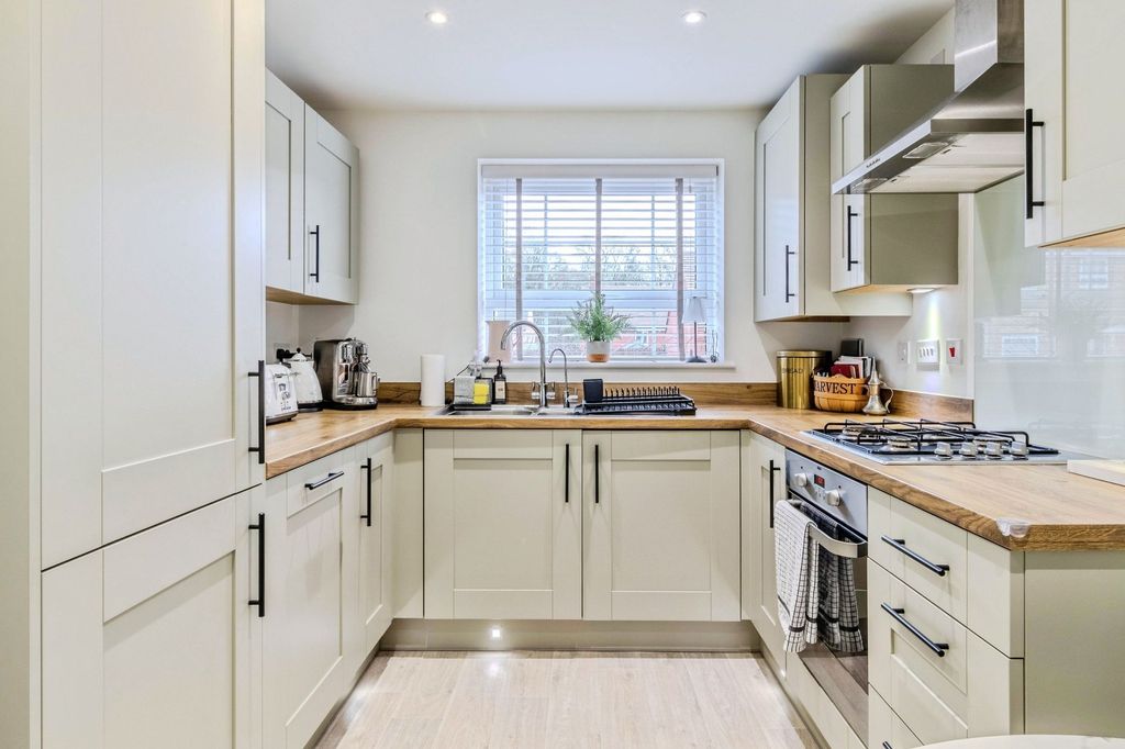 Property photo 3 of 14 Kitchen 1