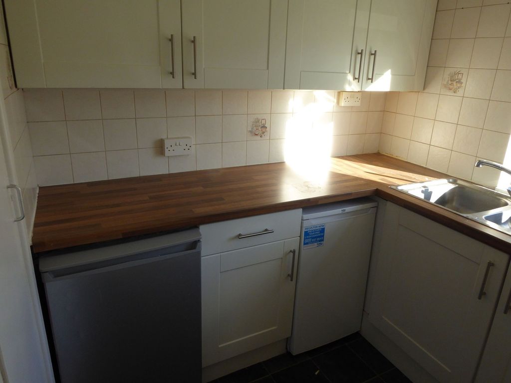 Property photo 3 of 11 Kitchen