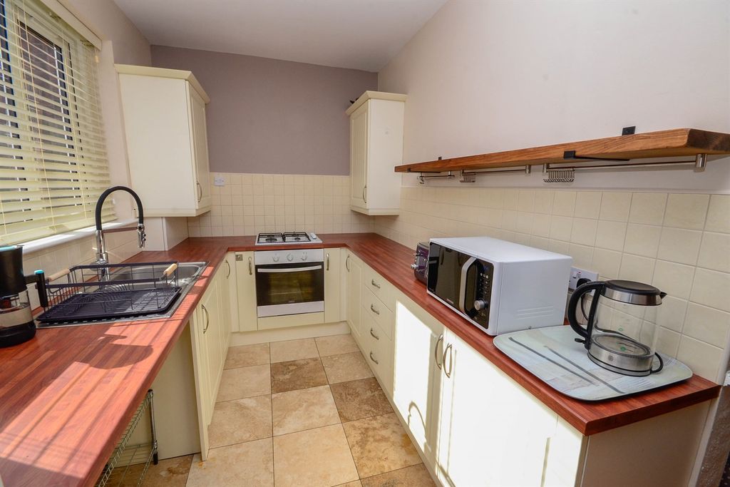 Property photo 3 of 17 Kitchen