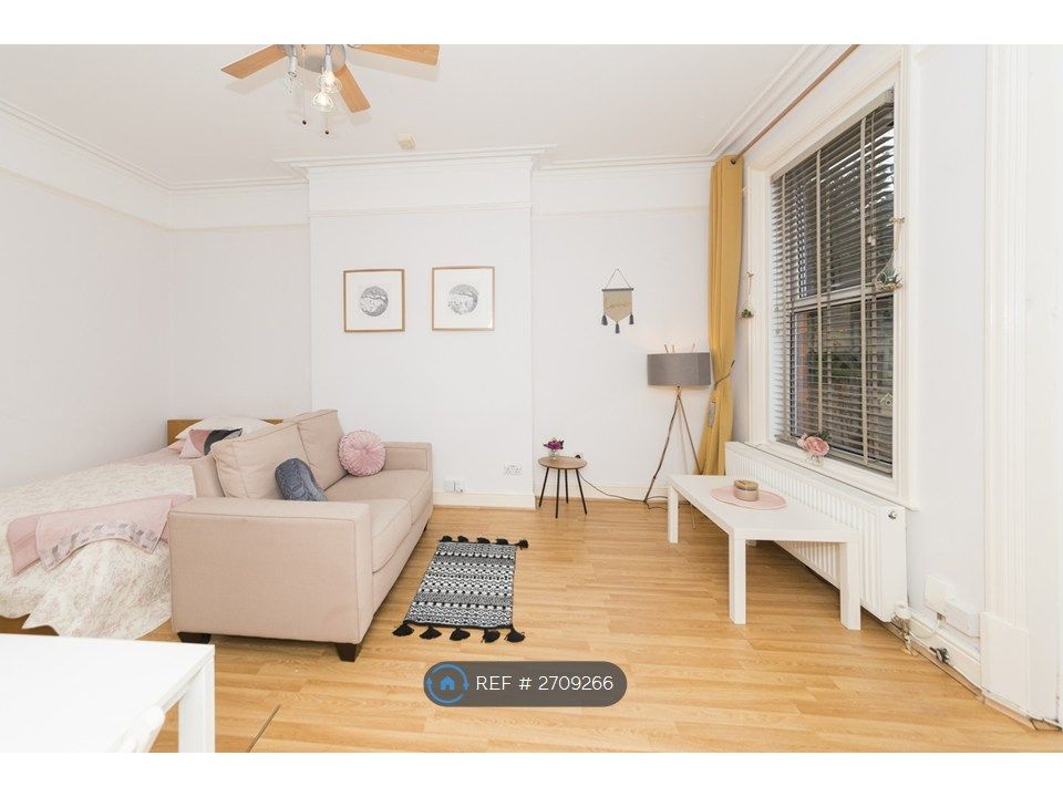 Property photo 1 of 20 Lounge