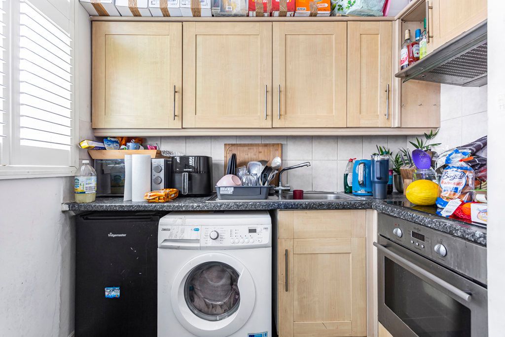 Property photo 3 of 11 Kitchen