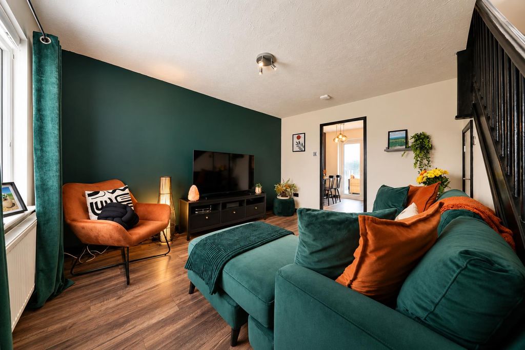 Property photo 2 of 27