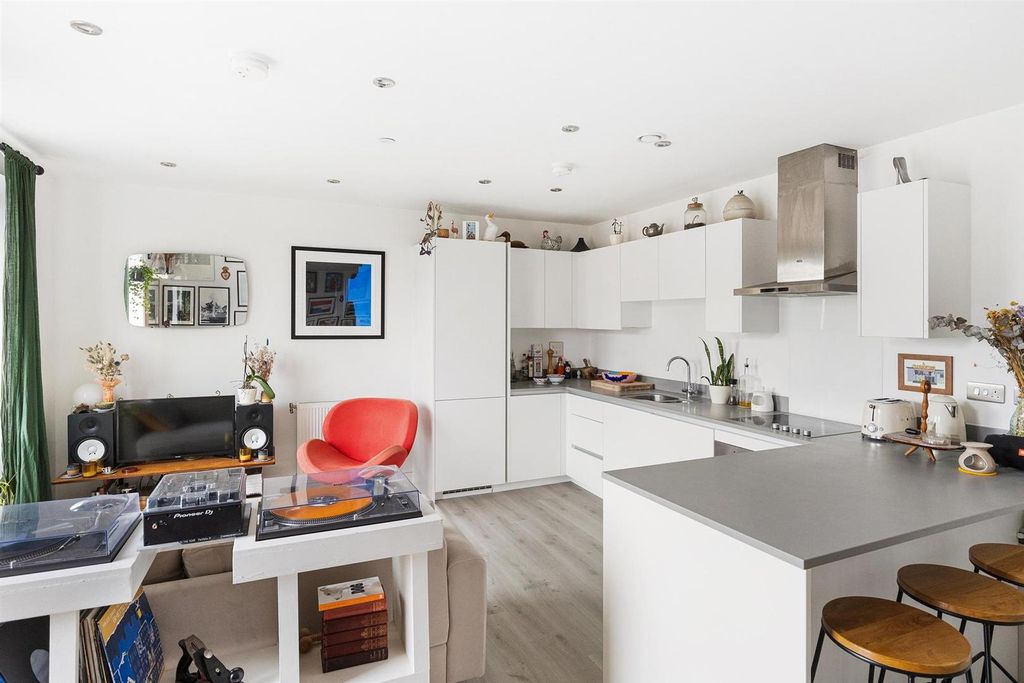 Property photo 3 of 17 113-Leonard-Court-Cobden-Walk_Se15-2Bp_1865.Jpg