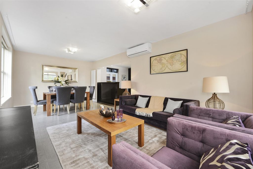 Property photo 3 of 13 30Bc Living Area.Jpg