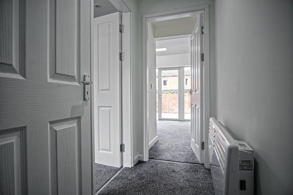 Property photo 3 of 9 Hallway