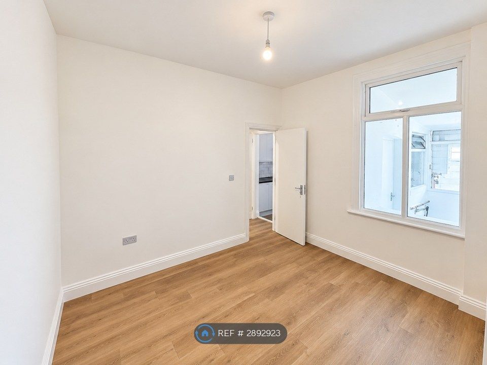 Property photo 3 of 11 Dining Room