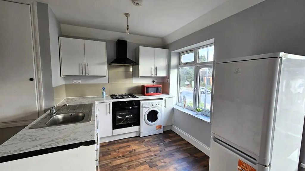 Property photo 3 of 8 Kitchen