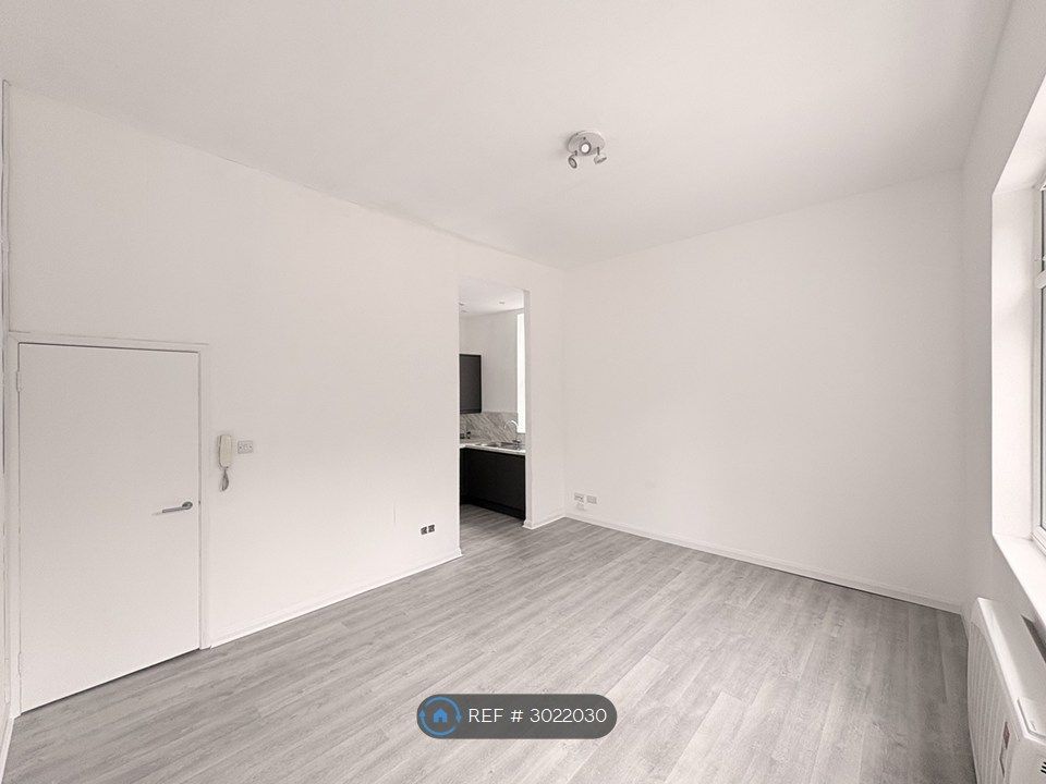 Property photo 2 of 8 Living Room/Bedroom