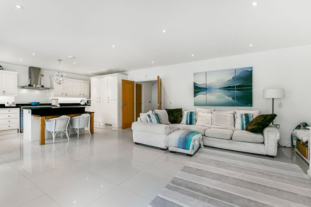 Additional image 10 of 5 bed detached house for saleGeorges Wood Road, Brookmans Park, Hatfield AL9