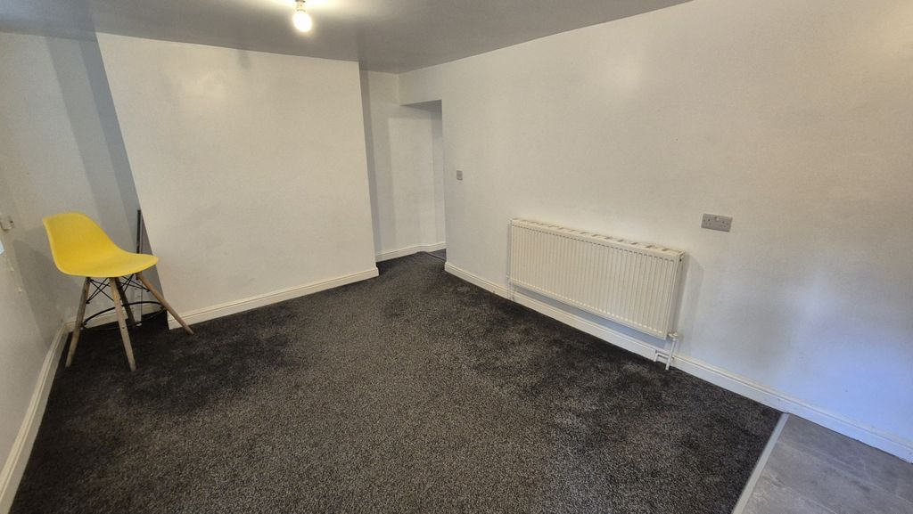 Property photo 3 of 8 Living Space