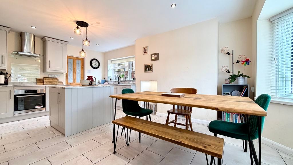 Property photo 3 of 19 Kitchen/Dining Area