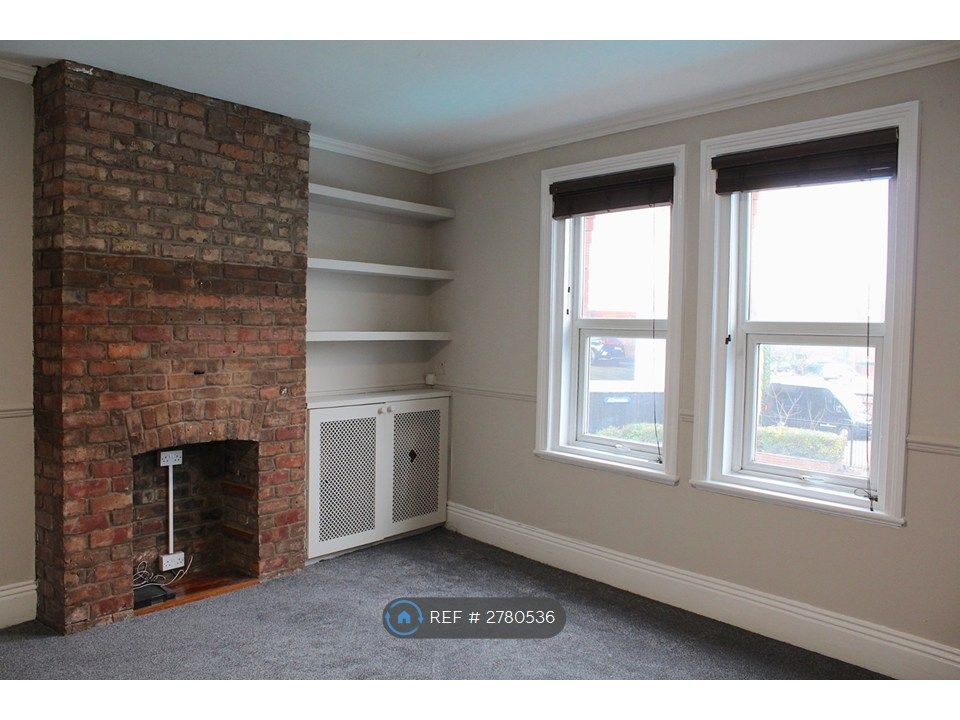 Property photo 3 of 18 Living Room