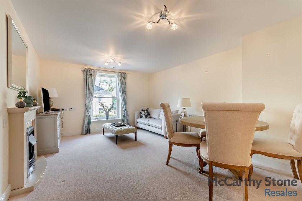 Property photo 2 of 15 8637449-Interior07-800.Jpg