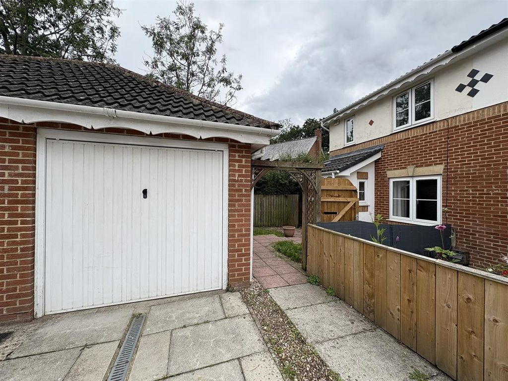 Property photo 1 of 15 Externally