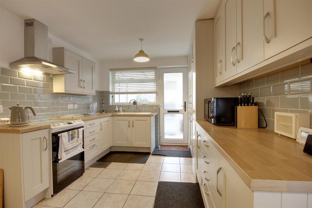 Property photo 2 of 11 Dining Kitchen
