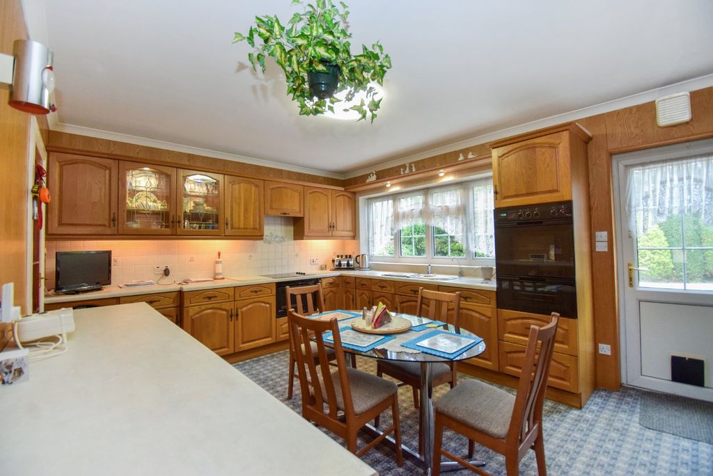 Property photo 3 of 19 Kitchen