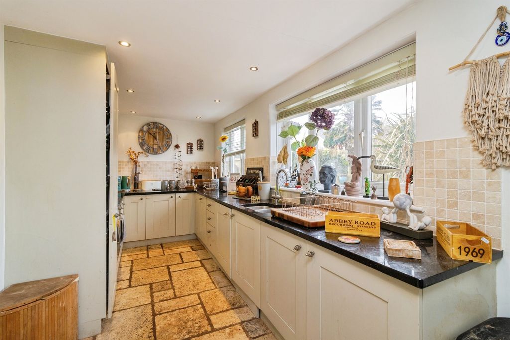 Property photo 3 of 28