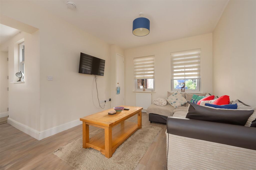 Property photo 3 of 20 Oxford Street, Whitstable