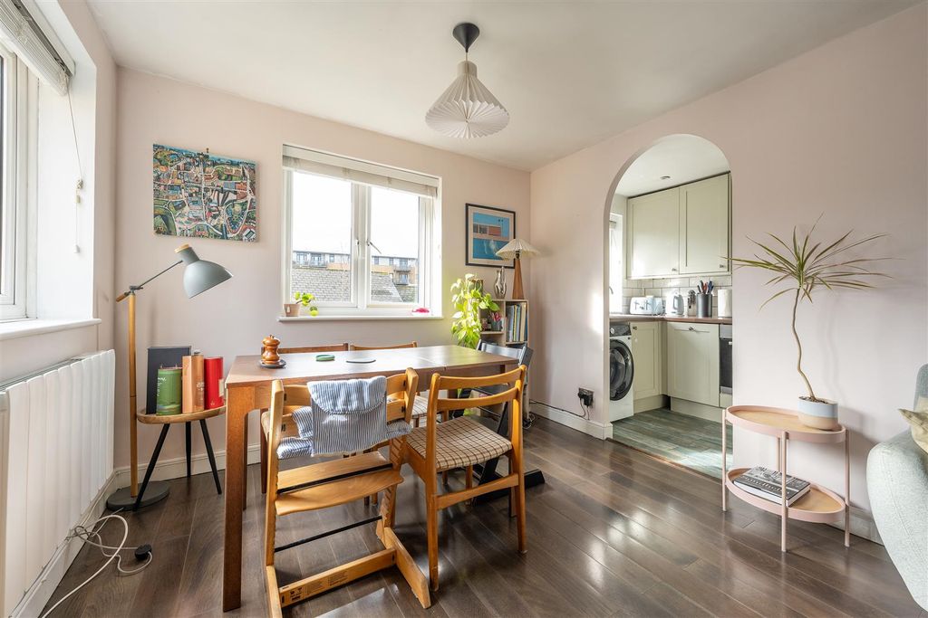 Property photo 2 of 21 Riverside Close, E5