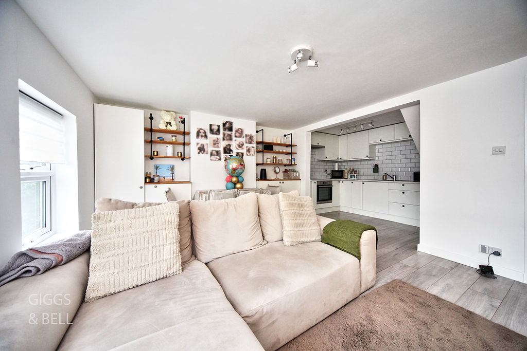 Property photo 3 of 13 4264392