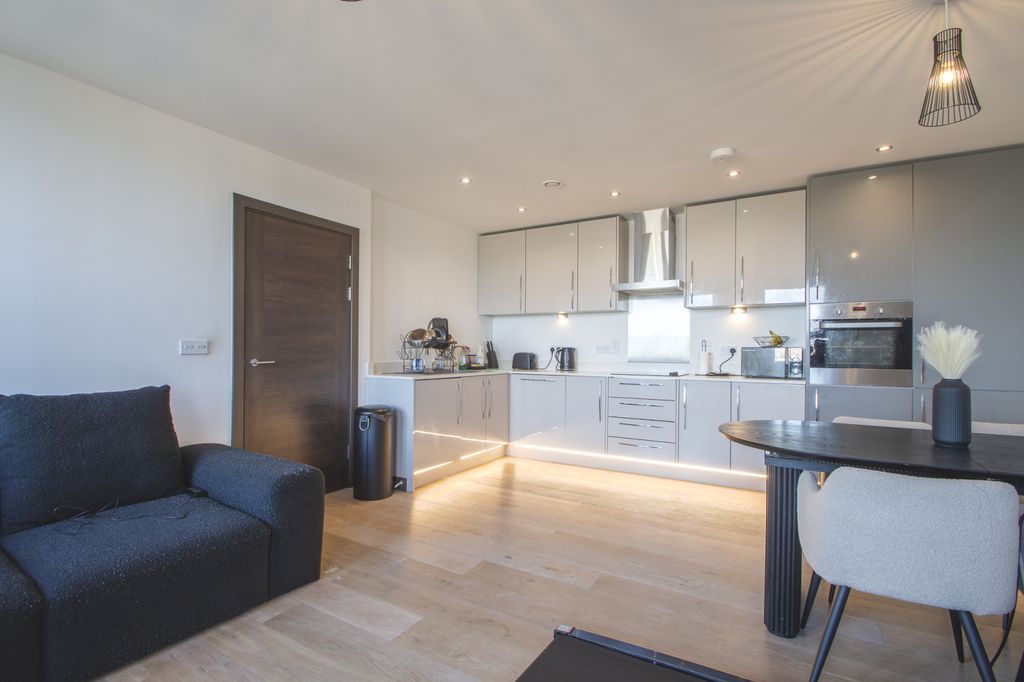 Property photo 3 of 8 Gallery