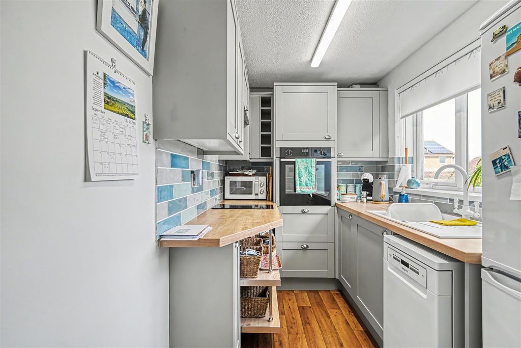 Property photo 2 of 9 Kitchen