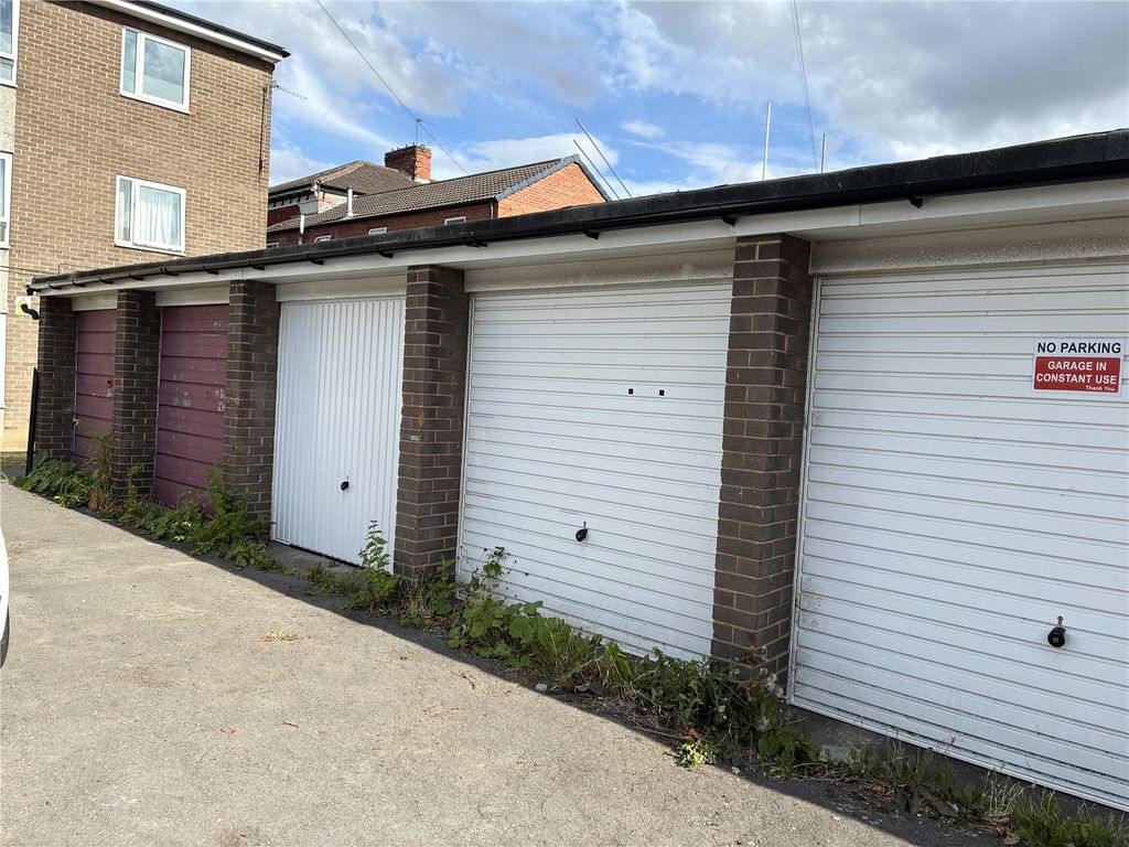 Property photo 1 of 2 Garage