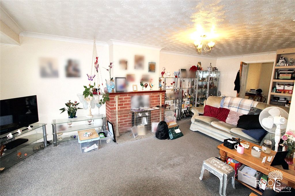 Property photo 3 of 12 Lounge