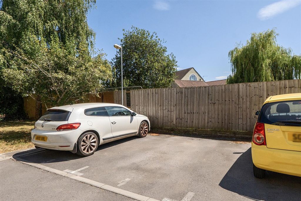 Property photo 3 of 12 Parking