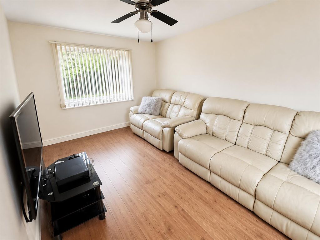 Property photo 3 of 10 Living Room