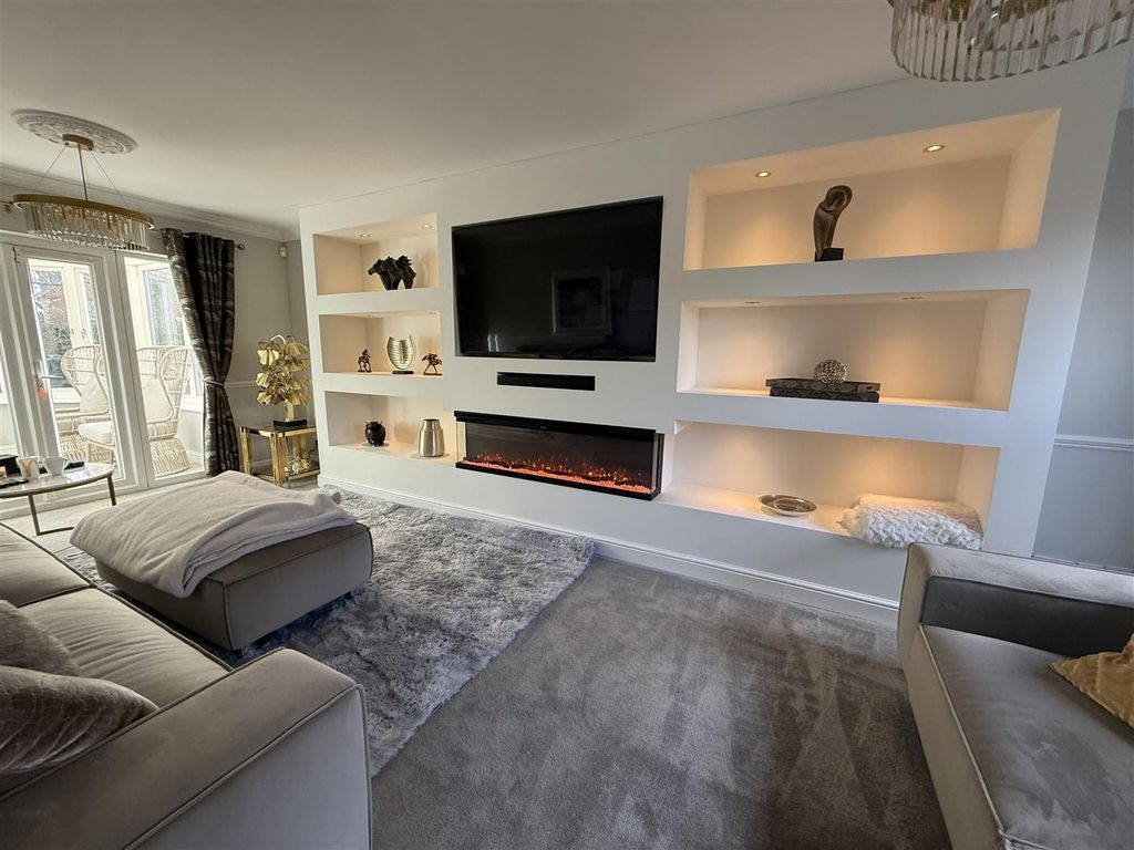 Property photo 2 of 32 Lounge