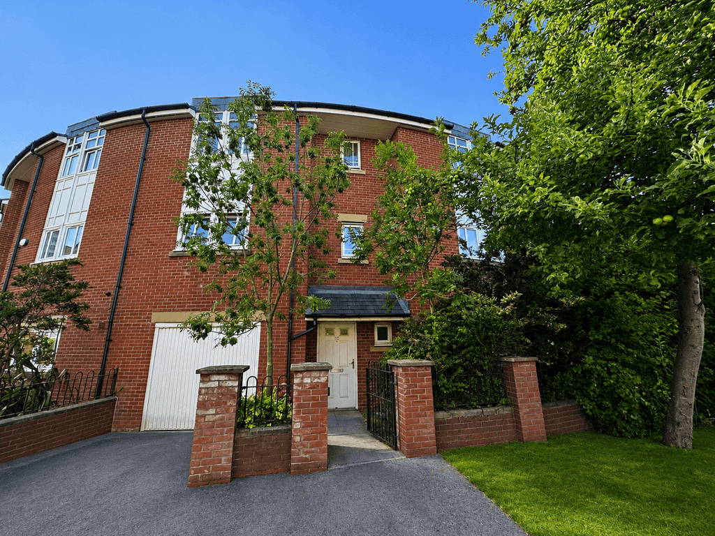 Property photo 1 of 13 4 Bed Town House To Rent Drayton Street, Manchester M15