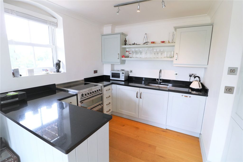 Property photo 3 of 11 Kitchen