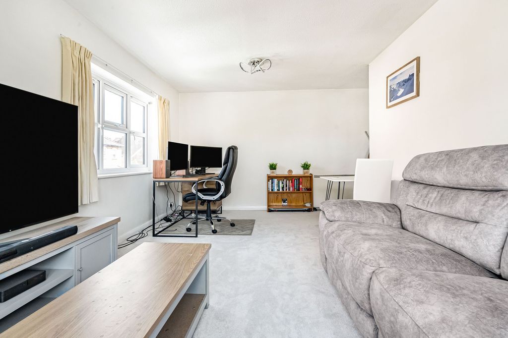 1 bed flat for saleWoodfield Close, Ashtead KT21 photo 5