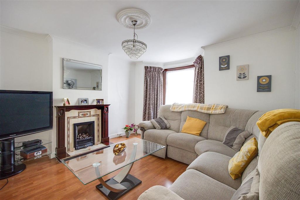 Property photo 2 of 13 Lounge