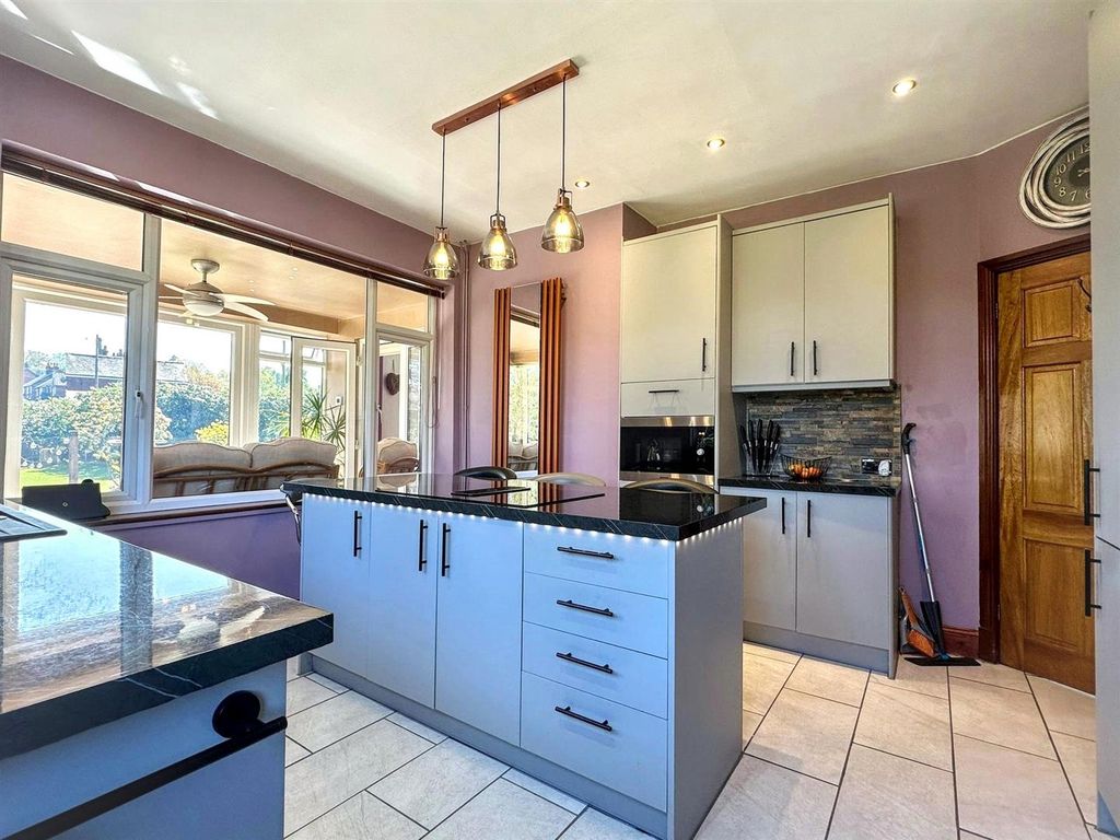 Property photo 3 of 40 Kitchen