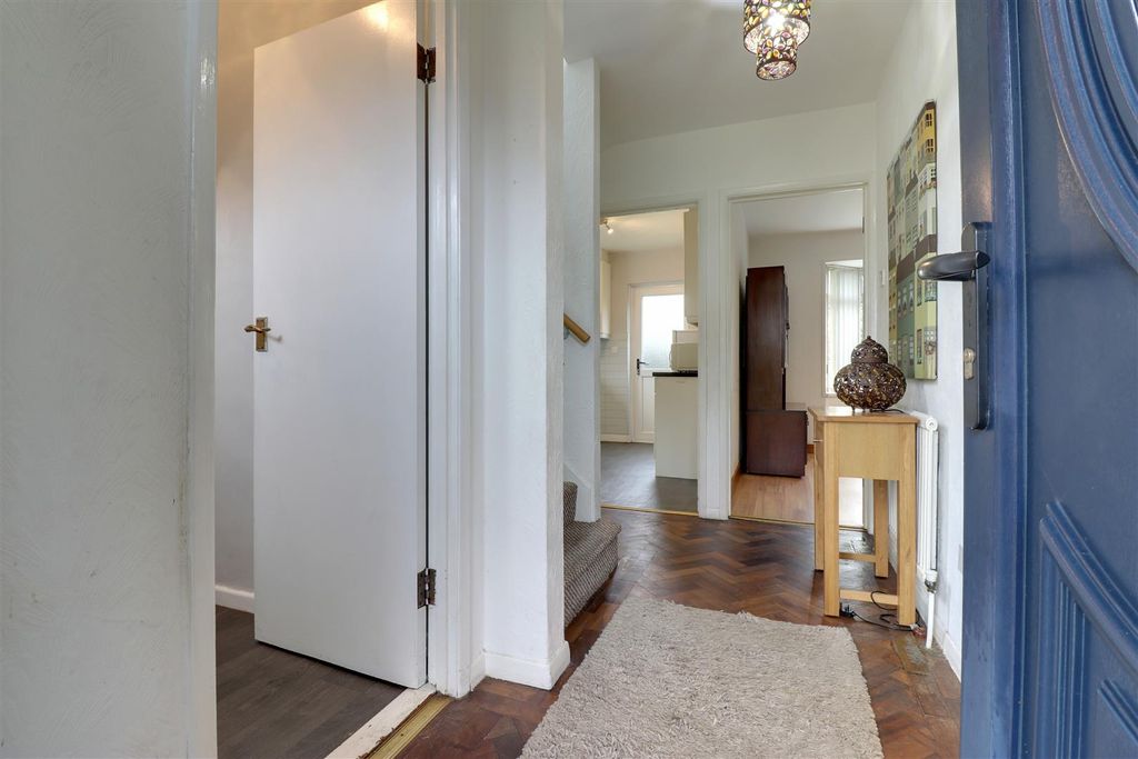 Property photo 2 of 18 Entrance Hall