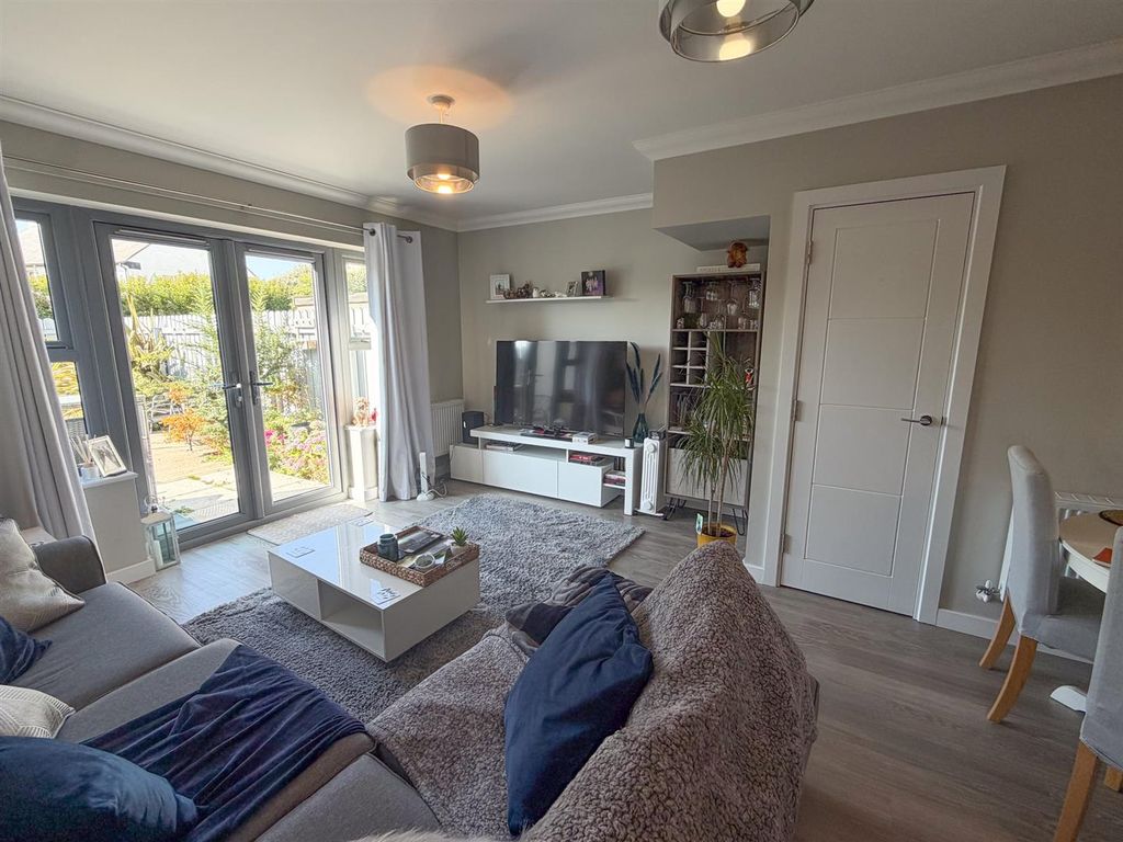 Property photo 3 of 13 21 Oak Park -03.Jpg