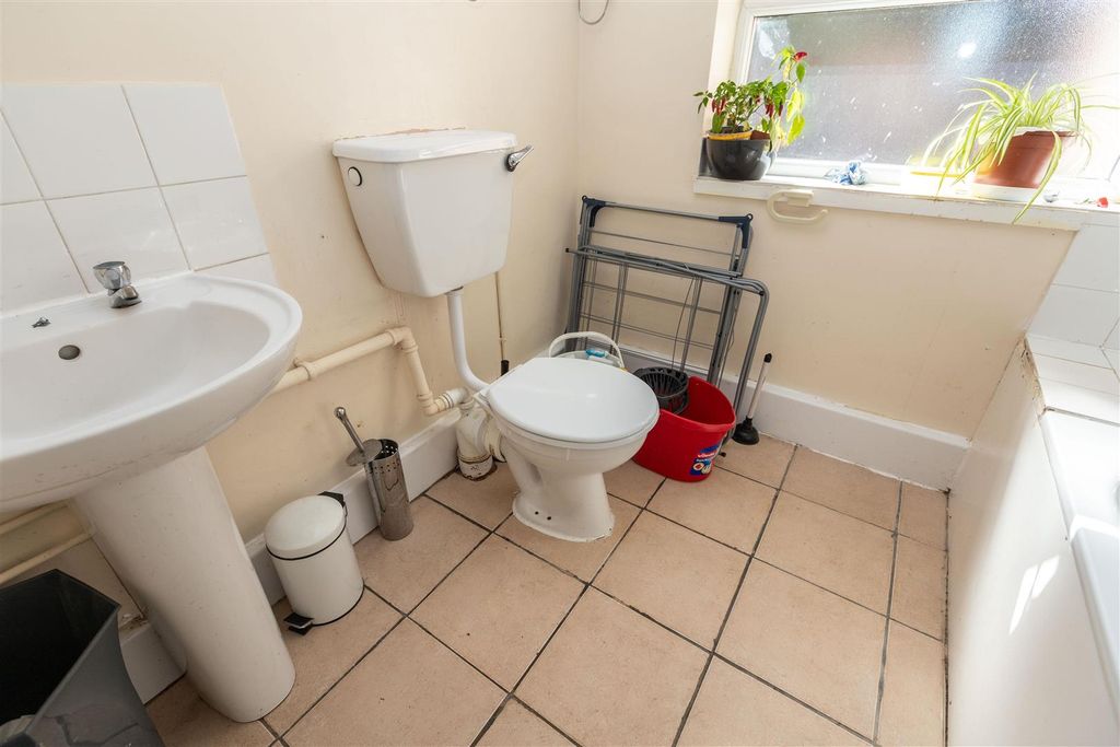 Property photo 3 of 9 Bathroom
