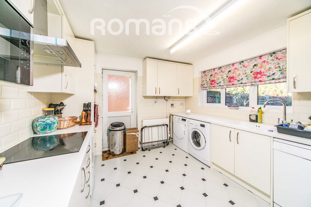 Property photo 3 of 10 4-Kitchen