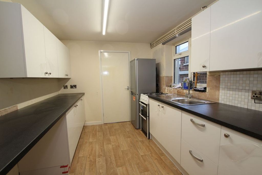 Property photo 3 of 8 Photo 6