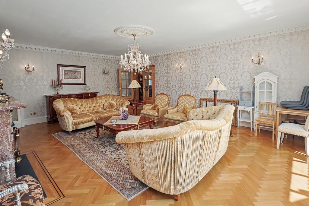 7 bed mobile/park home for saleBeech Hill, Barnet EN4 photo 4