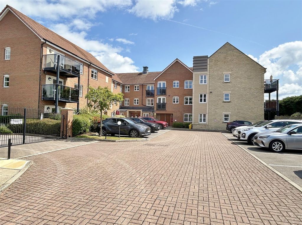 Property photo 2 of 27 Communal Car Park