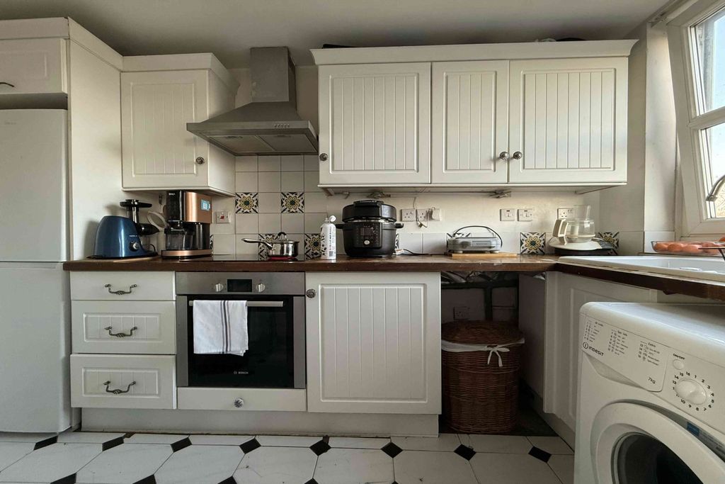 Property photo 3 of 9 Kitchen