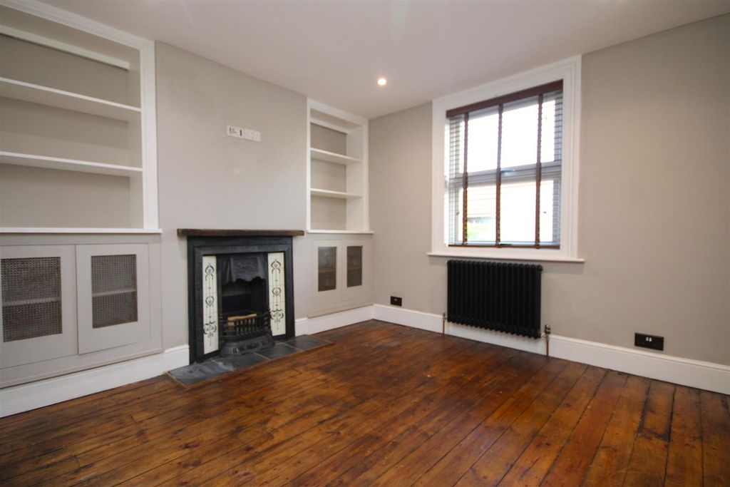Property photo 2 of 11 Lounge.Jpg