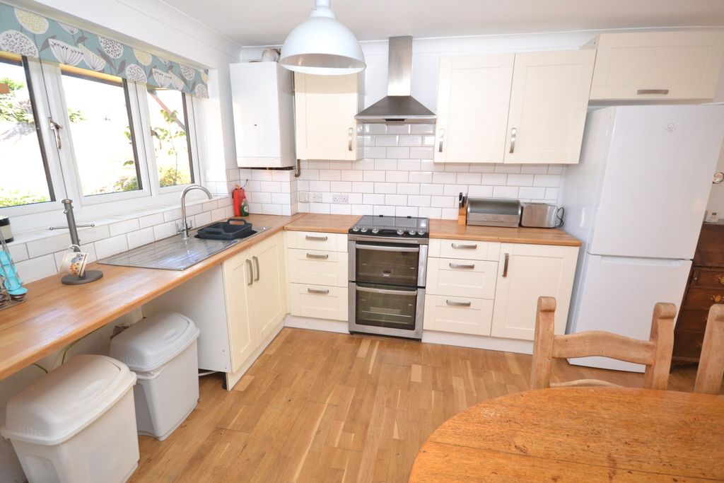 Property photo 2 of 14 Kitchen