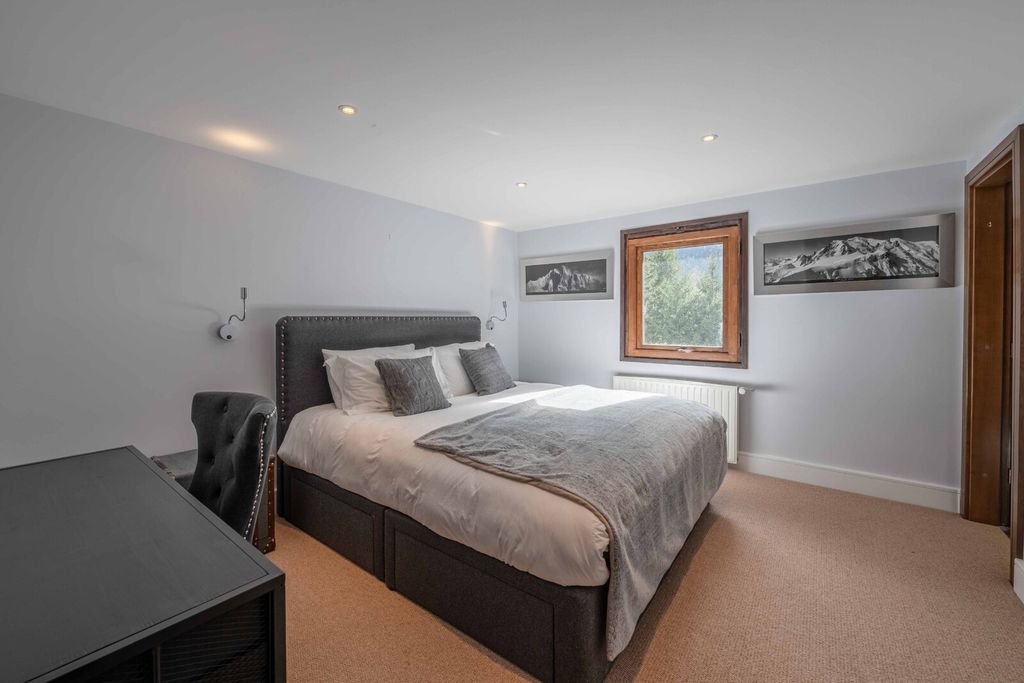 Property photo 2 of 11 Chamonix Apartment F